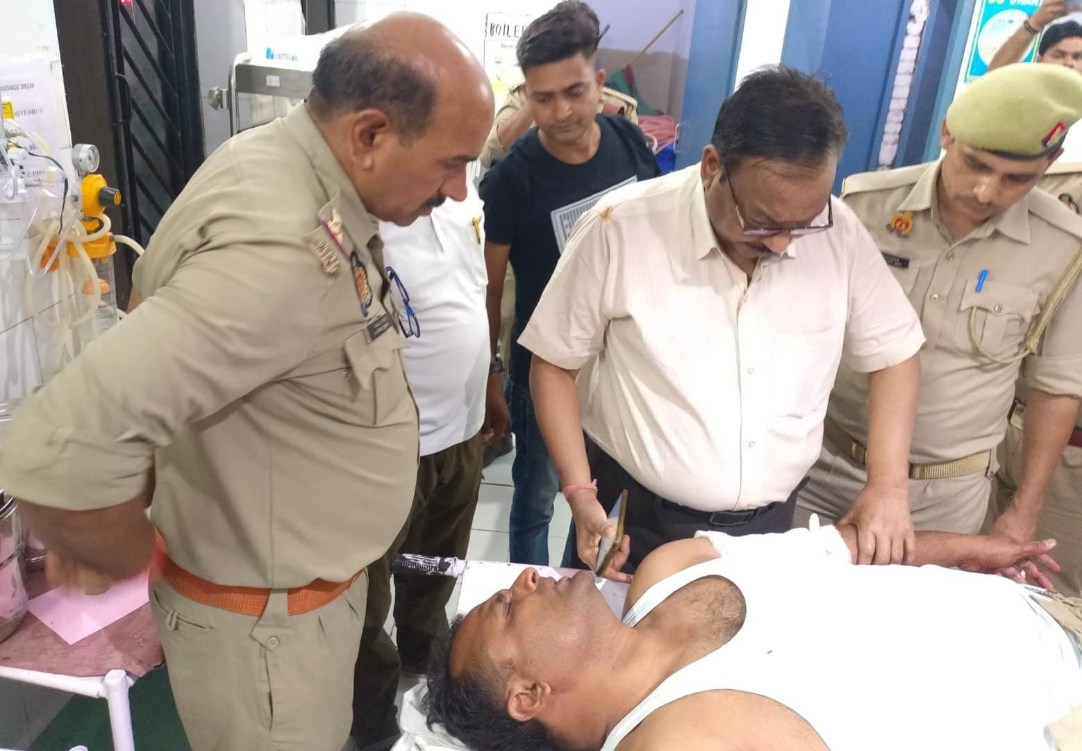UP: हमीरपुर में दबिश देने गए दारोगा को हिस्ट्रीशीटर ने गोली मारी, हाथ की हड्डी में फंसी बुलेट, जानें मामला