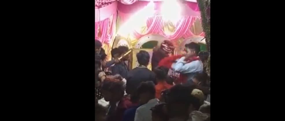 हमीरपुर में दूल्हे ने पहनाई जयमाला, दुल्हन ने कर दी थप्पड़ों की बारिश, वायरल वीडियो को देख लोग हैरान