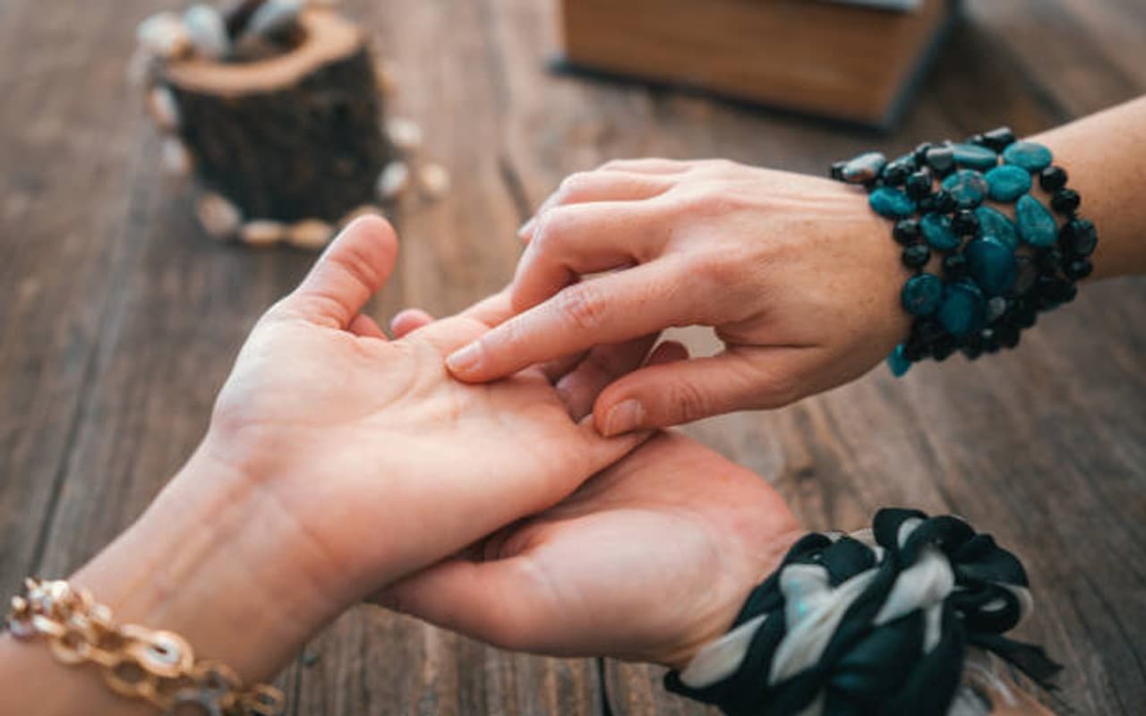 आपके हाथ की रेखाएं आपके व्यक्तित्व के बारे में क्या कहते हैं, हाथ देखने का क्या है सही तरीका?