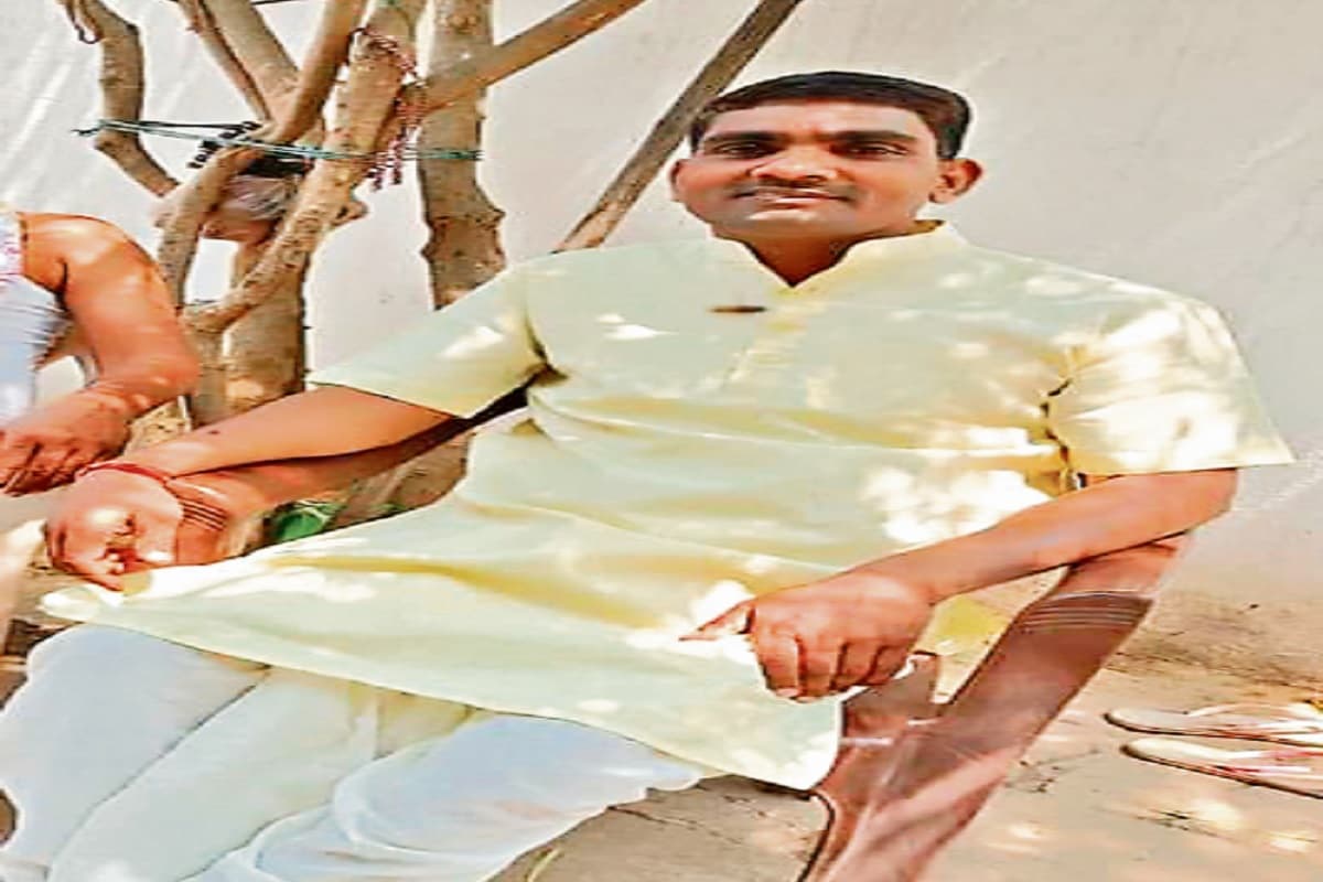 दिव्यांग शिक्षक का दर्द कोई नहीं समझ रहा, तीन वर्षो से स्थानांतरण को लेकर कार्यालयों का लगा रहा है चक्कर