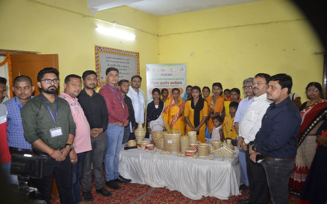 झारखंड: धनबाद में दो दिवसीय हस्तशिल्प प्रदर्शनी शुरू, मन मोह रहीं कलाकारों की कलाकृतियां