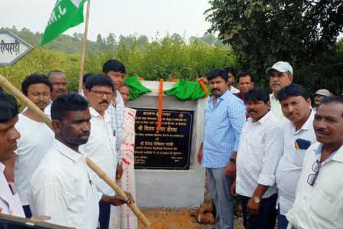 दुमका में 19 करोड़ की लागत से बनेंगे पुल और सड़क, राजमहल सांसद विजय हंसदा ने किया शिलान्यास
