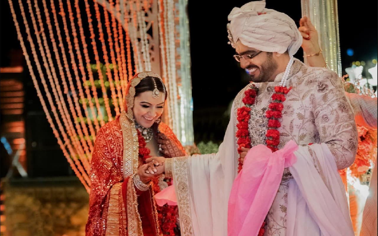 Hansika Motwani: मांग में सिंदूर भरने से लेकर फेरों तक, अभिनेत्री ने शेयर की शादी की अनदेखी तस्वीरें