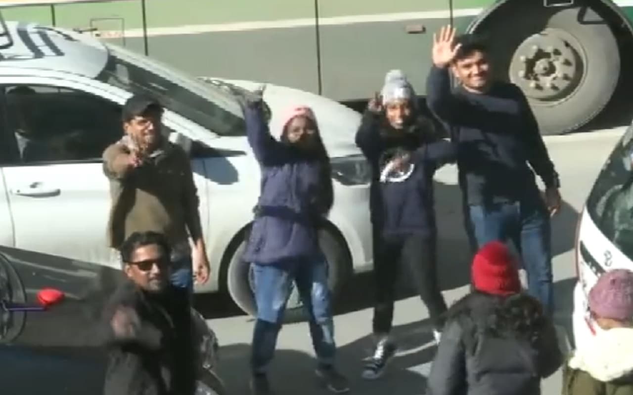 Happy New Year 2023 : पर्यटकों पर चढ़ा नये साल के जश्न का खुमार, जाम के बीच सड़क पर किया डांस