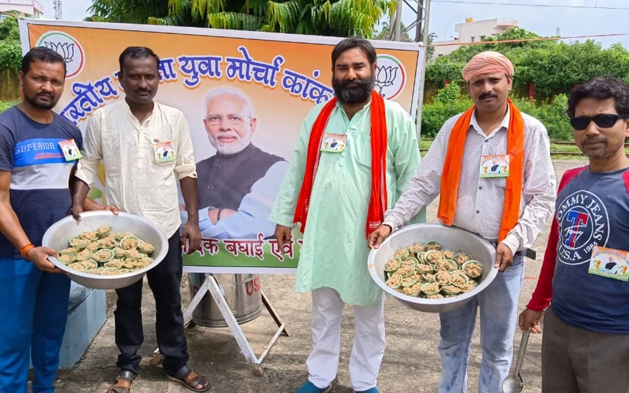 Happy Birthday PM Modi: बंगाल में पीएम नरेंद्र मोदी के जन्मदिन पर BJP ने रेल यात्रियों को दी हलवा पार्टी