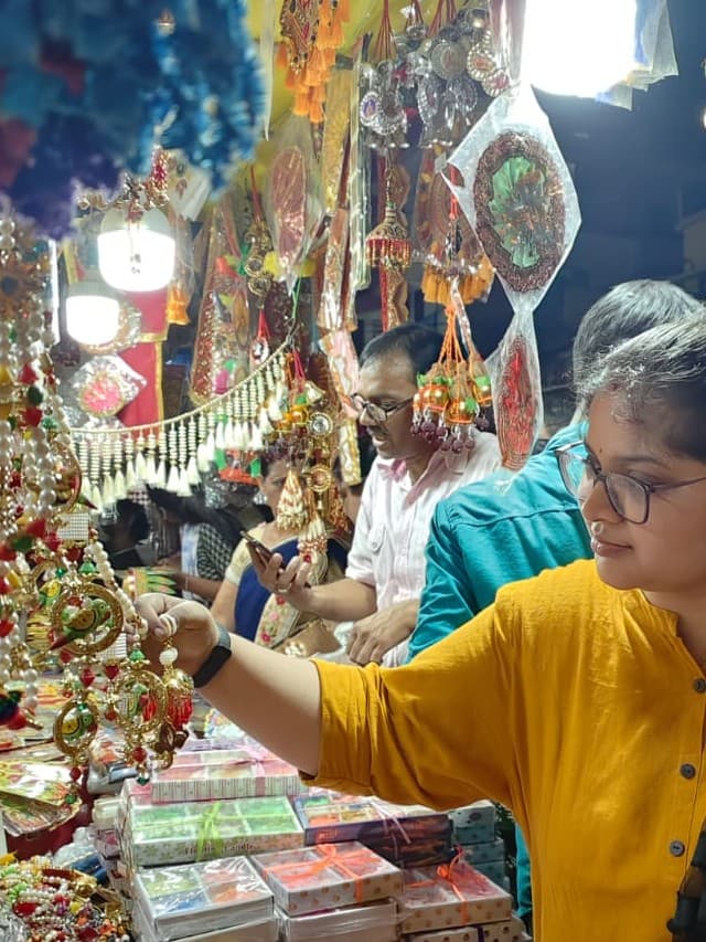 Happy Dhanteras: धनतेरस के दिन पलामू के बाजार में दिखी बहार, चारों ओर छायी रौनक