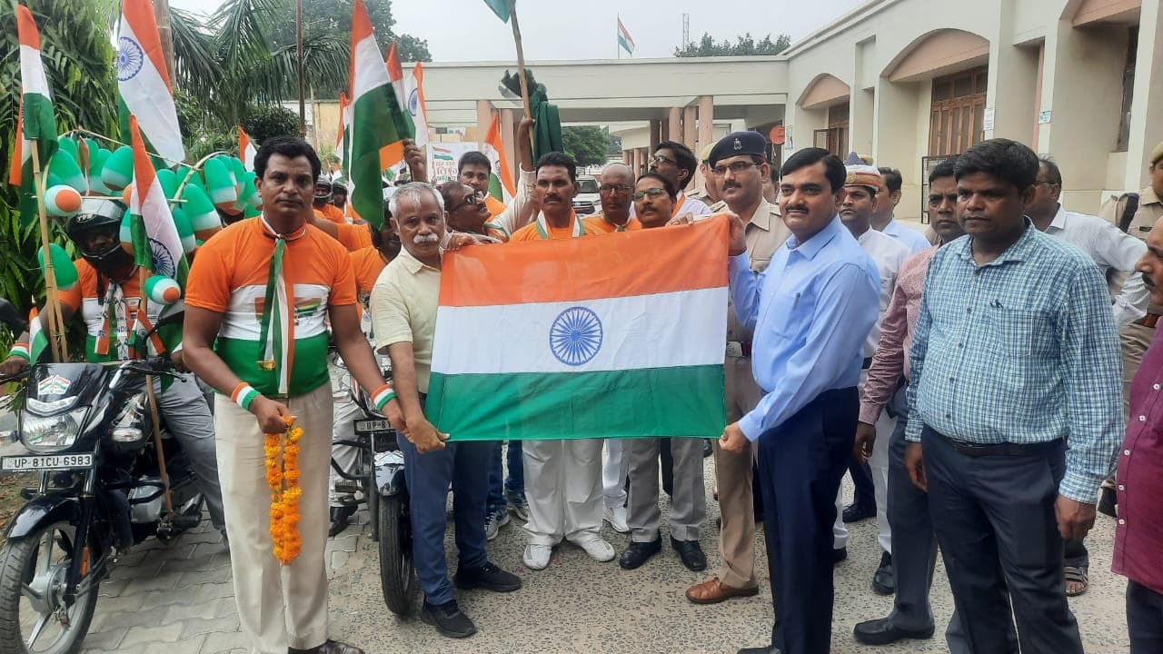 Tiranga Yatra: आजादी के 75 साल पूरे होने पर देशभर में निकाली गई तिरंगा रैली, देखें PHOTOS