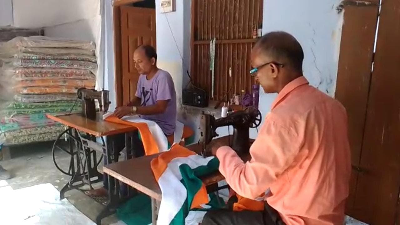 Gorakhpur Exclusive: हर घर तिरंगा अभियान के लिए झंडे की सप्लाई बनी चुनौती, बाजार में आई कपड़ों की किल्लत