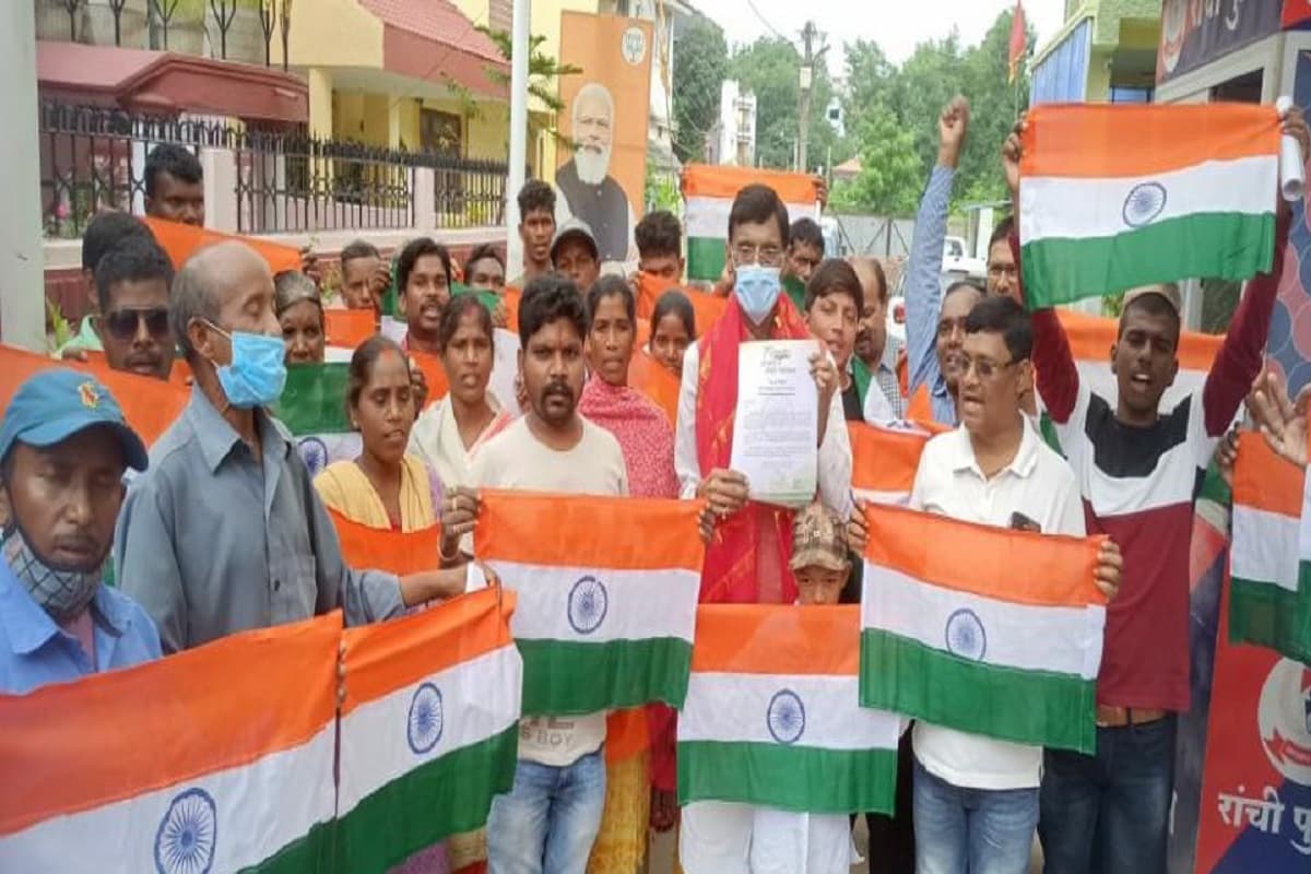 Azadi Ka Amrit Mahotsav:हर घर तिरंगा अभियान को लेकर MP संजय सेठ ने किया तिरंगा वितरण, लोगों से की ये अपील