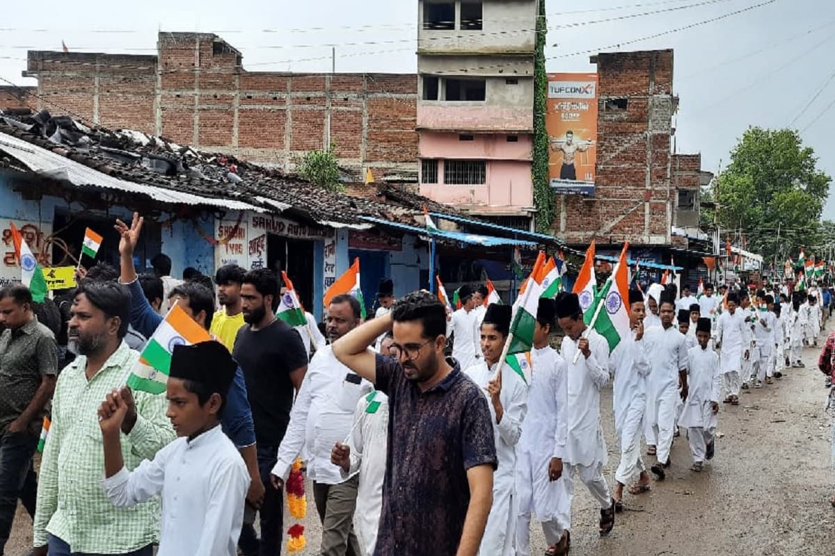 Har Ghar Tiranga Campaign: झारखंड के लातेहार में मस्जिद से निकली तिरंगा पदयात्रा, दिखा देखभक्ति का जज्बा