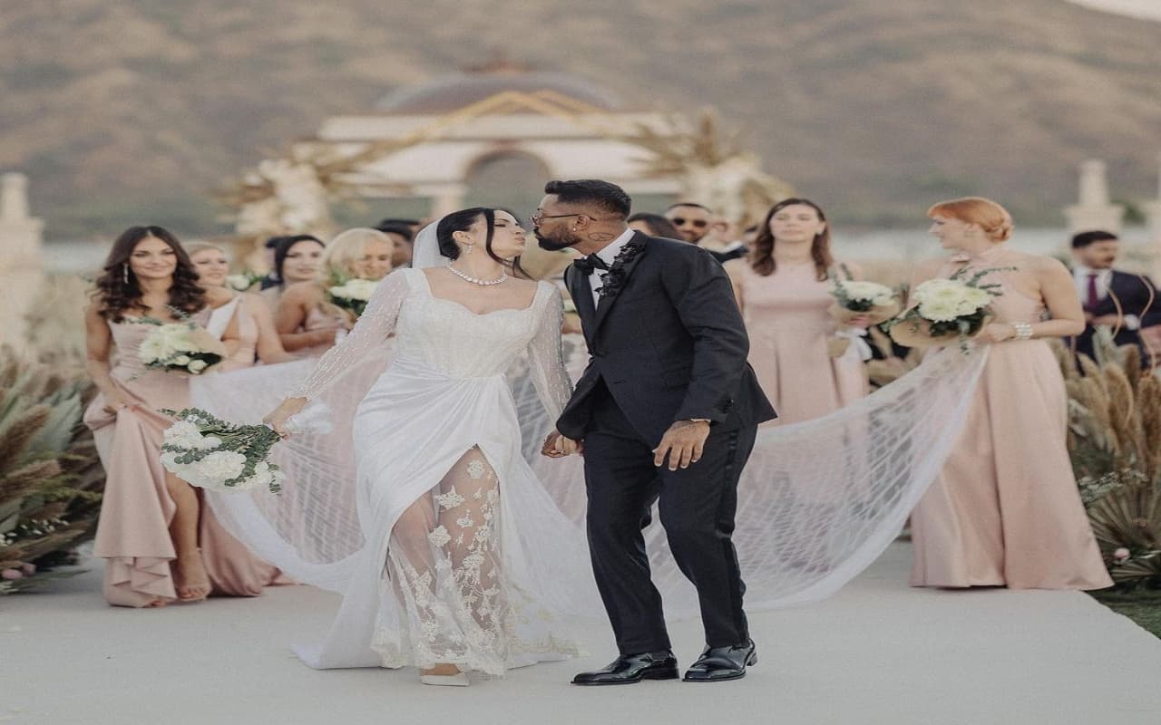 Hardik Pandya Wedding: हार्दिक-नताशा की ड्रीम वेंडिग की तस्वीरें आई सामने, एक दूसरे के प्यार में खाये दिखे कपल