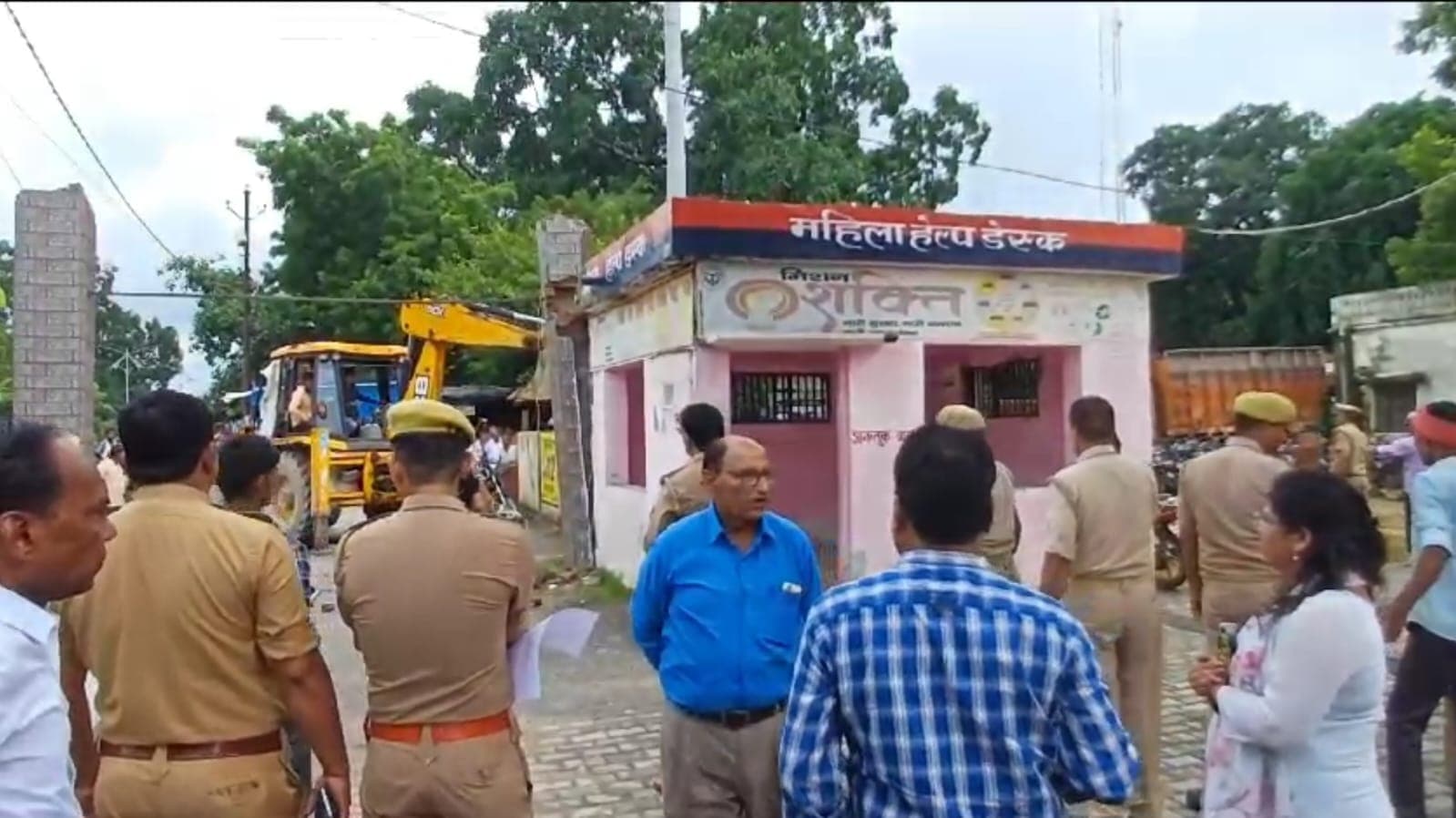 Hardoi Bulldozer Action: हरदोई में थाने के अतिक्रमण पर चला बुलडोजर, कोर्ट की जमीन पर किया था कब्जा