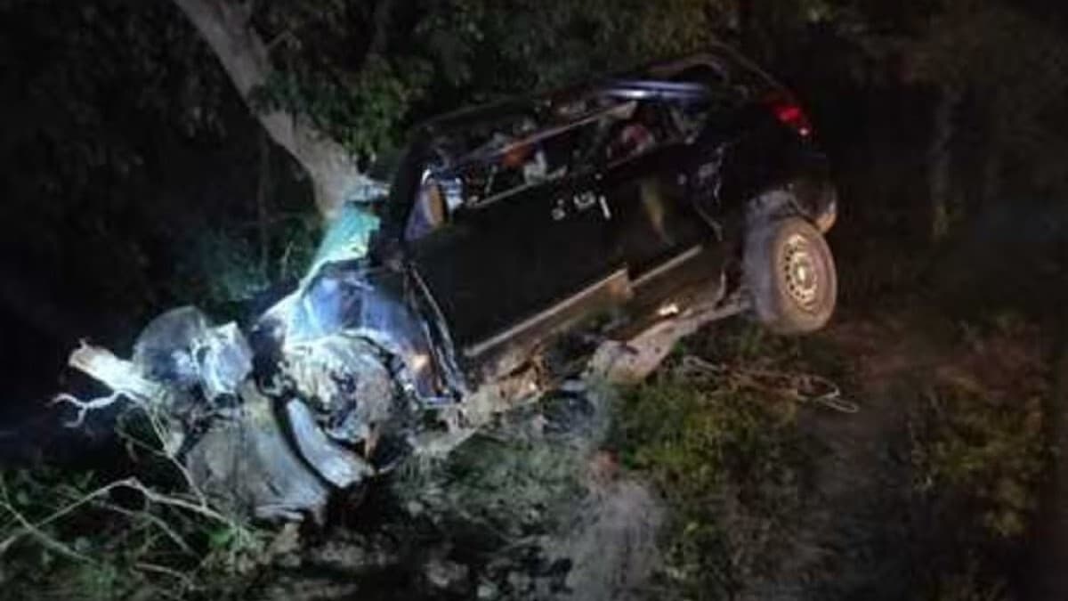 Hardoi Road Accident: हरदोई में भीषण सड़क हादसा, पेड़ से टकराई बेकाबू कार, एक ही परिवार के पांच लोगों की मौत