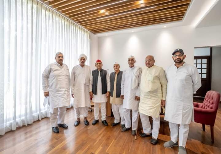 अब पश्चिमी यूपी में प्रियंका गांधी को बड़ा झटका, दिग्गज नेता हरेंद्र मलिक अपने बेटे के साथ 'साइकल पर सवार'