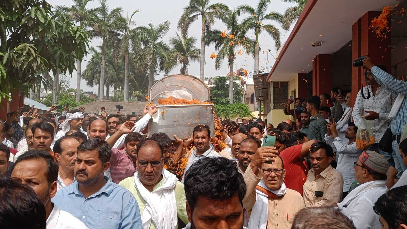 हरिशंकर तिवारी की अंतिम यात्रा में उमड़ी भीड़, 22 वर्षों तक हाता के कब्जे में रही चिल्लूपार विधानसभा सीट