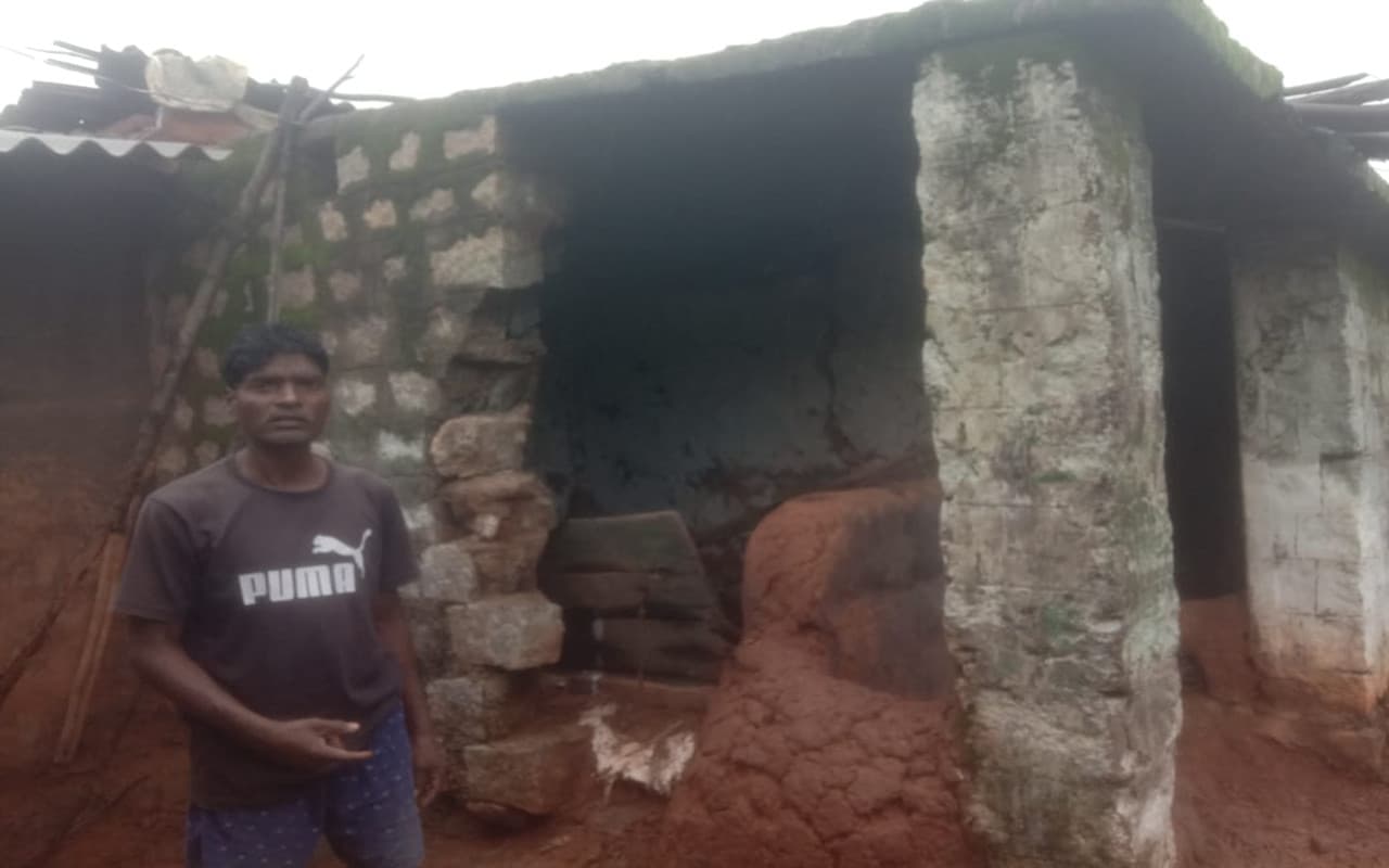 झारखंड : साहब, हम संकट में जी रहे हैं मदद कीजिए, गुमला के हरिजन कॉलोनी के लोग लगा रहे गुहार