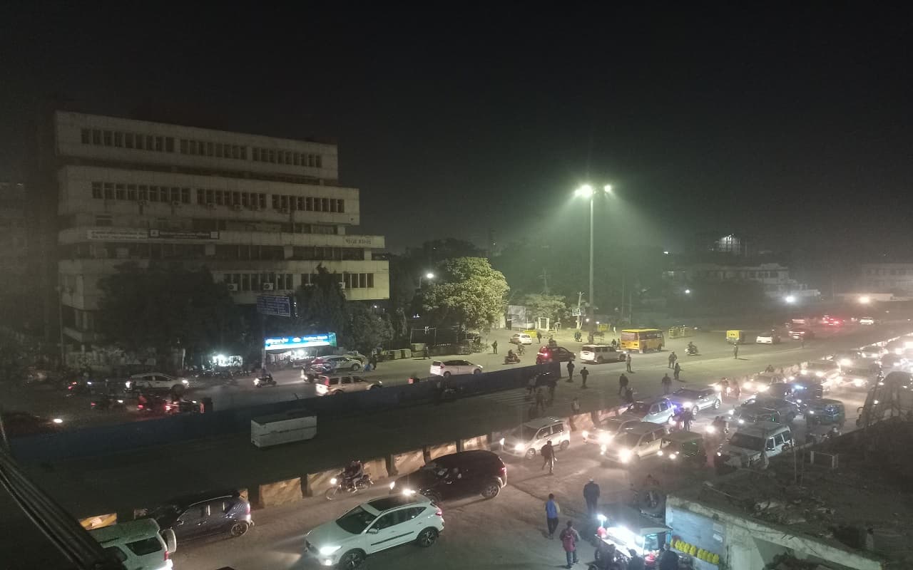 पटना के हड़ताली मोड़ पर ट्रैफिक व्यवस्था में हुआ बदलाव, बीच सड़क से अब गुजरेंगे वाहन