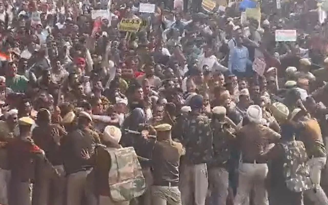 Haryana: पंचकूला में OPS की मांग को लेकर सीएम आवास के बाहर प्रदर्शन, पुलिस ने दागे आंसू गैस के गोल,देखें Video