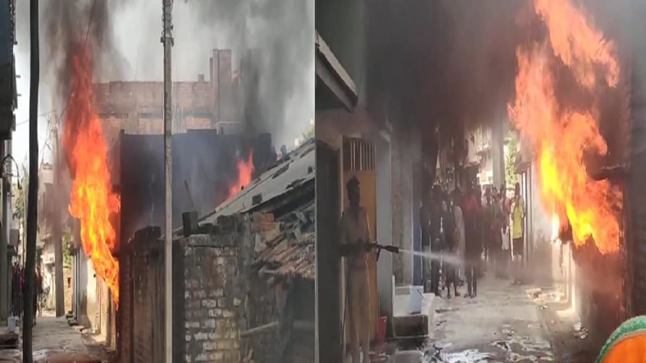 Bihar News: भागलपुर के हसनगंज में लगी भीषण आग, घर में मौजूद डीलर झुलसा, पहुंची दमकल की टीम