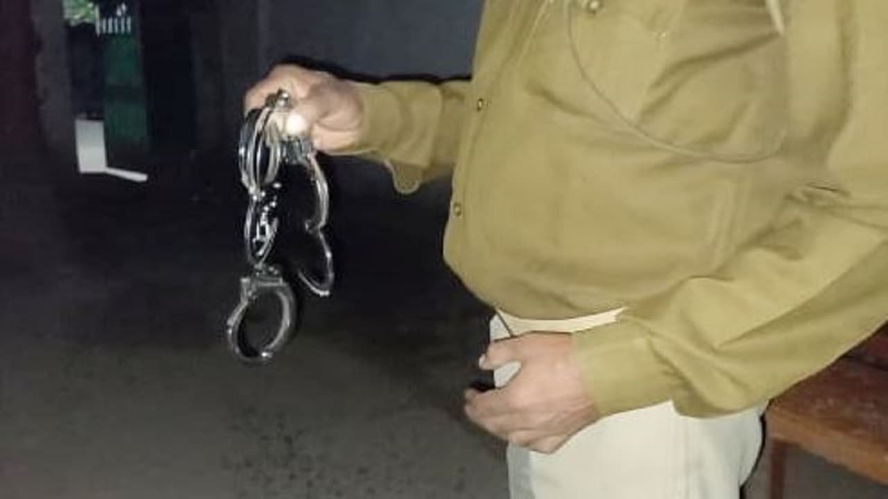 UP News : नाइजीरिया से लेकर मलेशिया तक मंगा रहे अलीगढ़ की हथकड़ी , ताला कारीगरों को मिल रही नई पहचान , जानें..