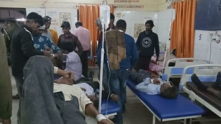 Road Accident: हाथरस में ट्रैक्टर और मैक्स वाहन की टक्कर में चार की मौत, दस घायल