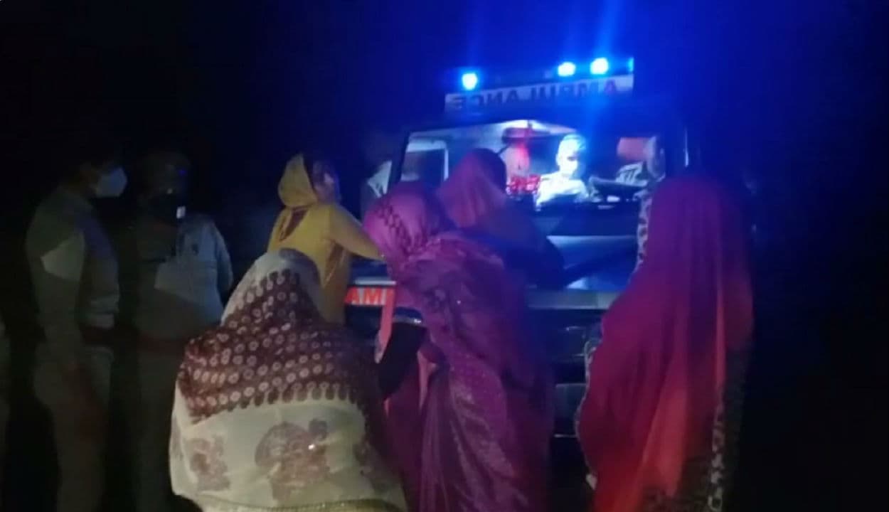 हाथरस गैंगरेप मामला : संदेह के घेरे में उत्तर प्रदेश पुलिस, पीड़िता का रात में अंतिम संस्कार करने पर NWC ने जारी किया शो कॉज नोटिस हाथरस गैंगरेप मामला : संदेह के घेरे में उत्तर प्रदेश पुलिस, पीड़िता का रात में अंतिम संस्कार करने पर NWC ने जारी किया शो कॉज नोटिस