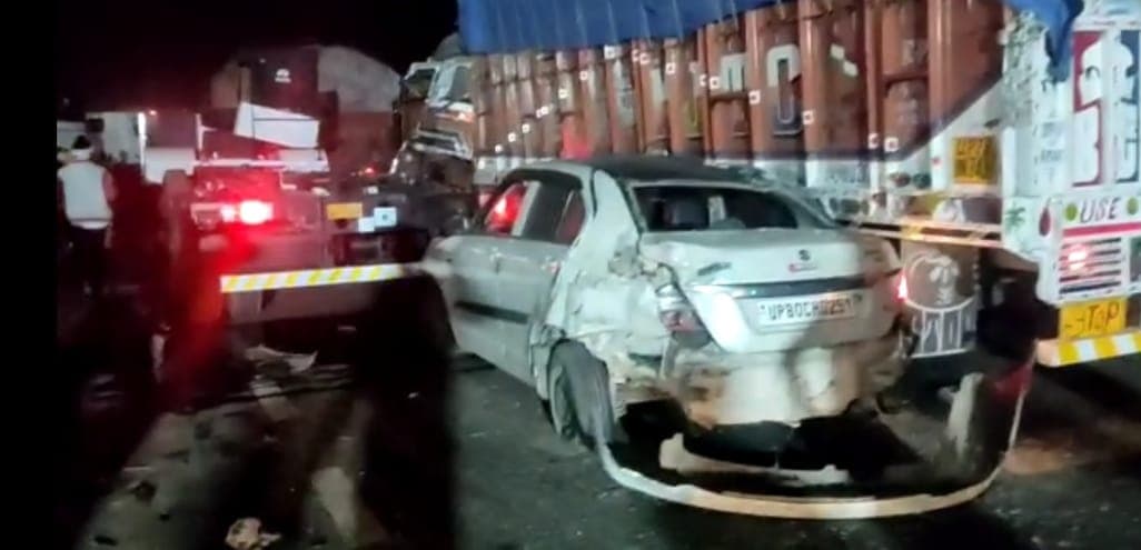 Hathras News: हाथरस में ट्रक की टक्कर के बाद आपस में भिड़े 11 वाहन, 20 से ज्यादा घायल, घंटों लगा रहा जाम