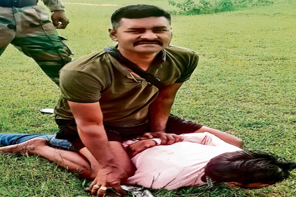 रांची में हवलदार की दिलेरी से अपराध टला, हथियार लहरा रहे युवक को पटक कर दो लोडेड कट्टा छीना