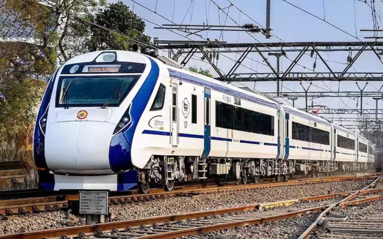 ओडिशा ट्रेन हादसे के 51 घंटे बाद ट्रैक से गुजरी हावड़ा-पुरी वंदे भारत एक्सप्रेस, रफ्तार रही धीमी