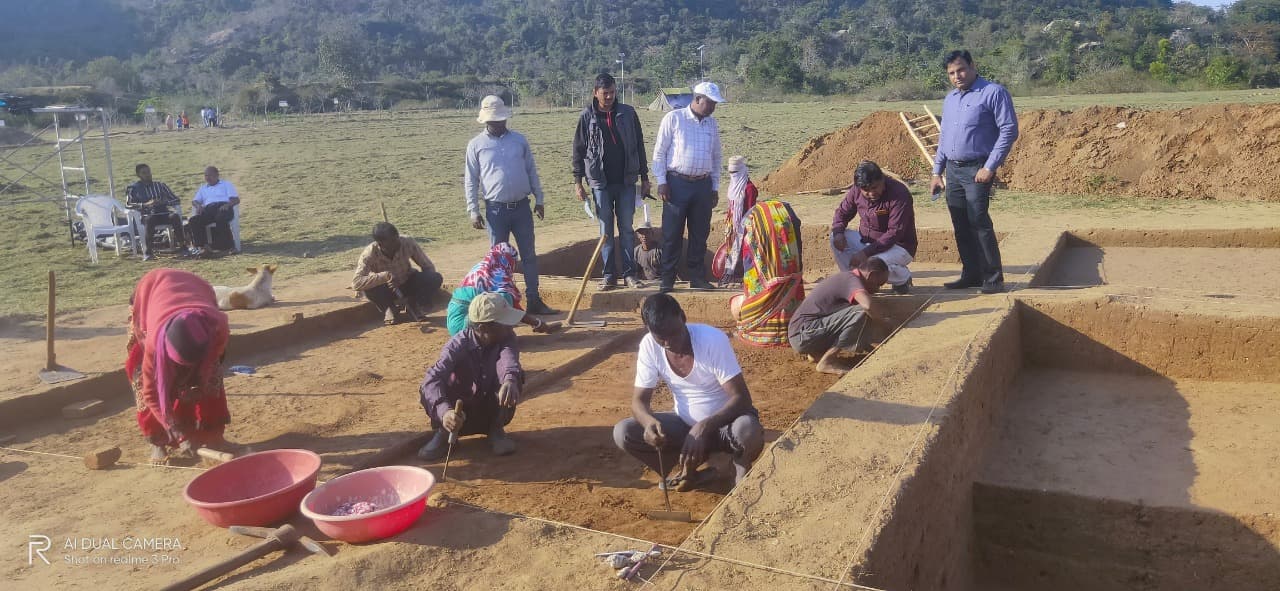 हजारीबाग: बहोरनपुर के खुदाई स्थल से मिले कीमती पत्थर और हड्डी के टुकड़े, इतिहासकारों में जगी नयी उम्मीद