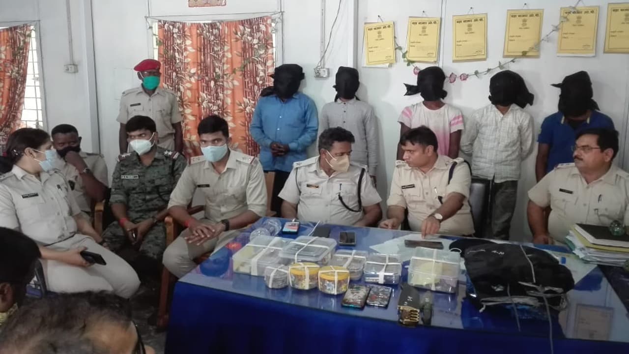 हजारीबाग में बंद घरों में चोरी करनेवाले गैंग के 5 सदस्य गिरफ्तार, 10 लाख से अधिक का जेवर समेत अन्य सामान बरामद