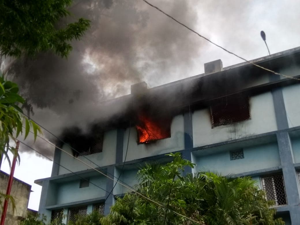 हजारीबाग नगर निगम कार्यालय में लगी आग, भारी नुकसान की आशंका, मौके पर पहुंचीं नगर आयुक्त