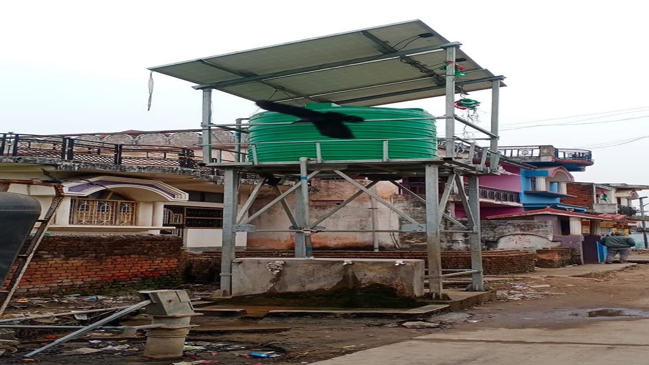 Jharkhand News: जलमीनार से नहीं आ रहा पानी, ग्रामीणों की पेयजल को लेकर बढ़ी परेशानी, लगाया ये आरोप