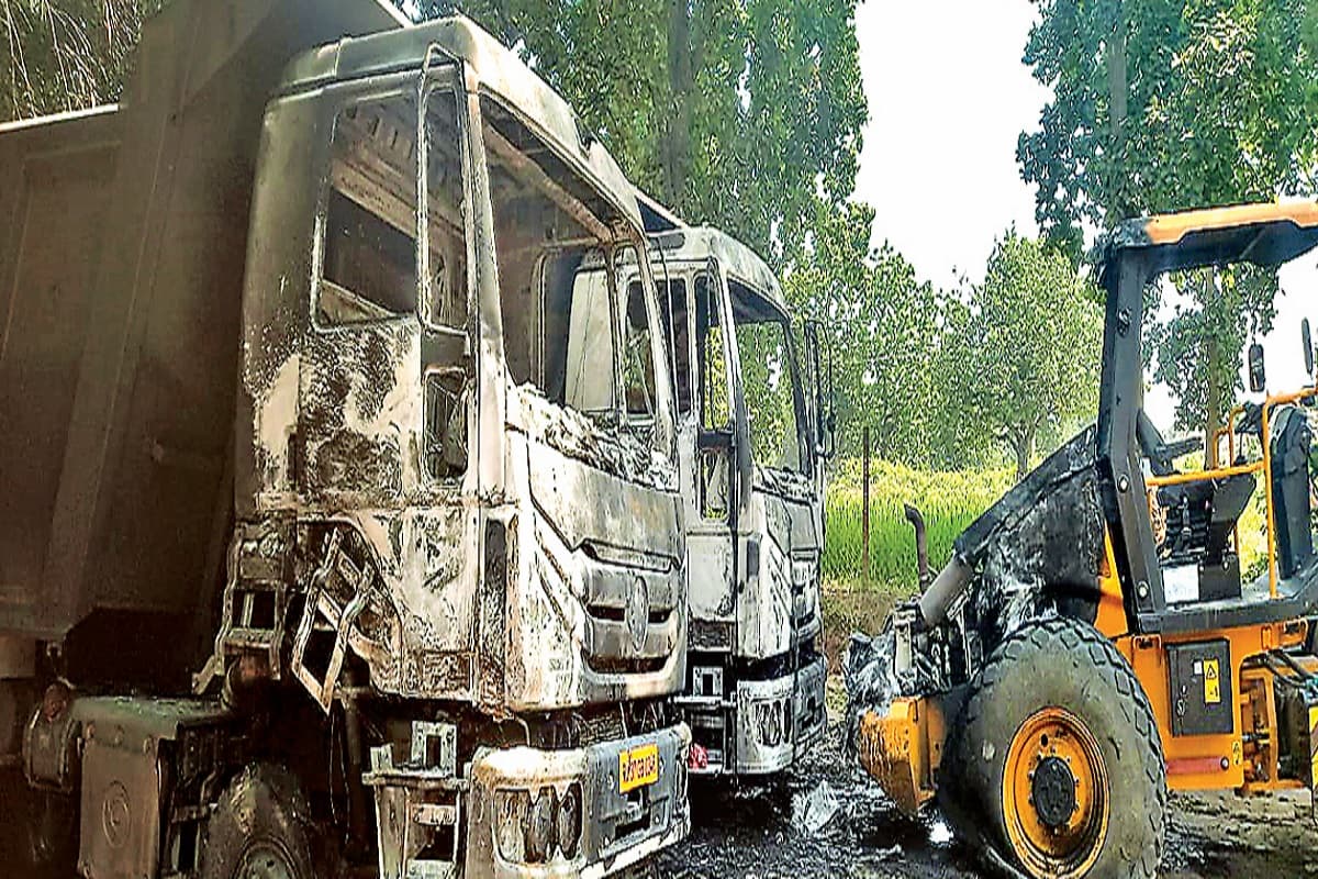 झारखंड में नक्सलियों का उत्पात, रेल लाइन बना रही कंपनी की छह गाड़ियां फूंकी, दी ये चेतावनी