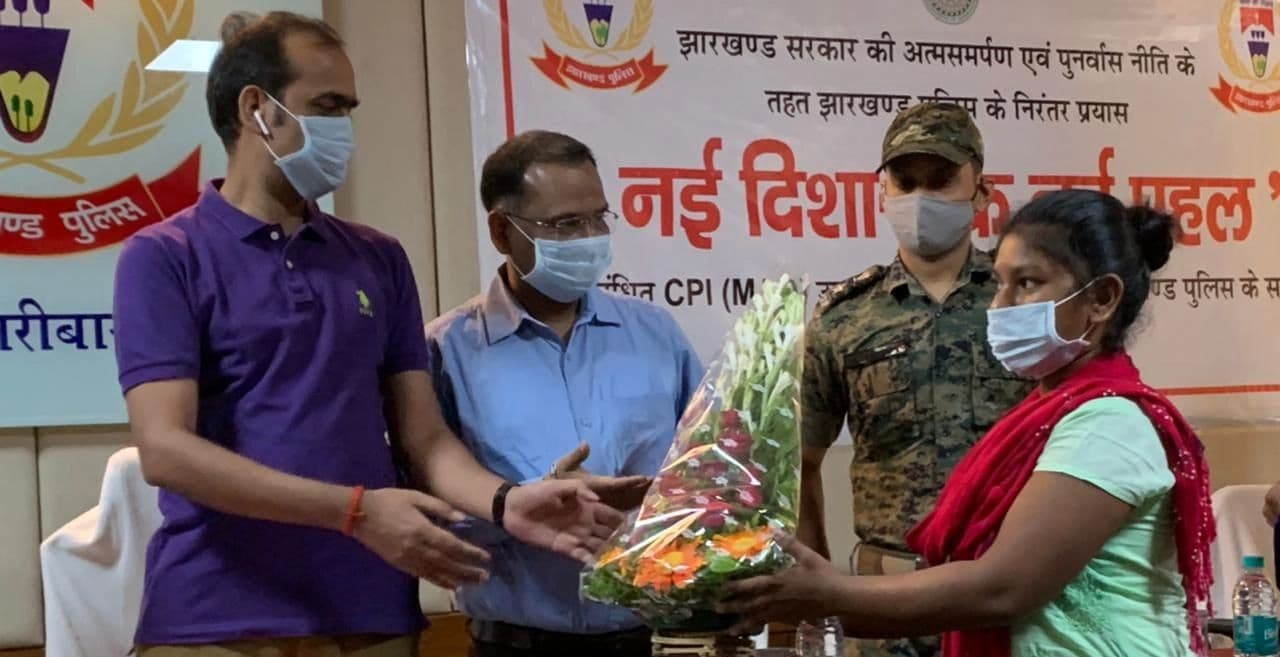 Jharkhand Naxal News : 1 लाख की इनामी महिला माओवादी समेत तीन नक्सलियों ने किया सरेंडर, मिलेंगी ये सविधाएं