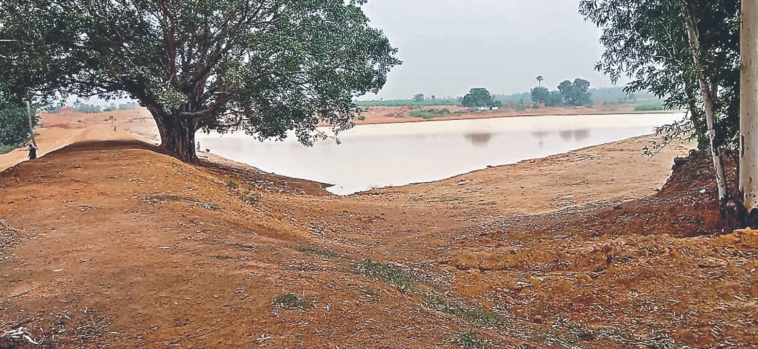 Hazaribagh News: जैसे-तैसे तालाब खोदकर राशि निकासी की तैयारी