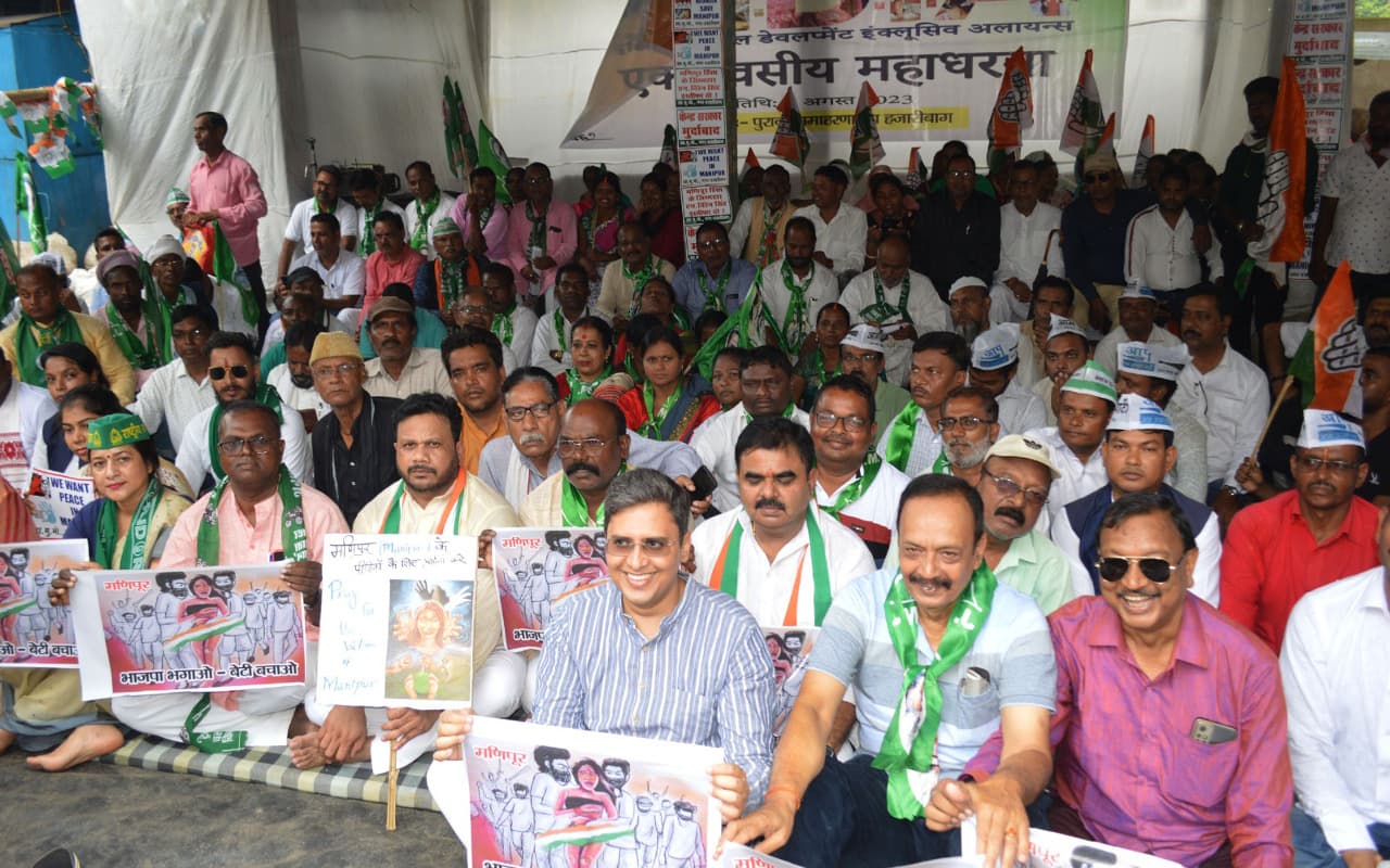 झारखंड : मणिपुर की घटना को लेकर I-N-D-I-A का महाधरना, राष्ट्रपति के नाम हजारीबाग डीसी को सौंपा ज्ञापन