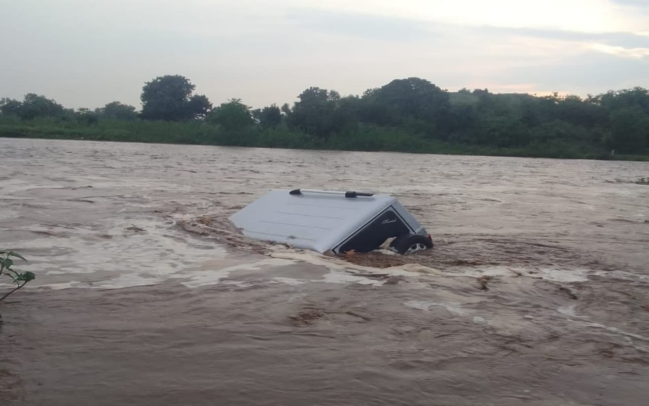 बिहार से शराब पीने झारखंड आये लोगों को पड़ा भारी, नदी की तेज बहाव में डूबा बोलेरो, बाल-बाल बचे वाहन सवार