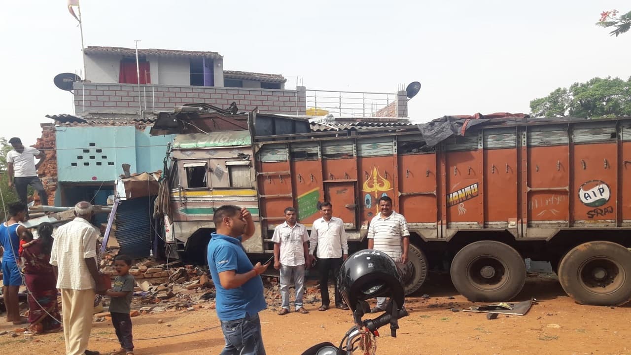 Jharkhand News: कोयला लदा ट्रक घर में घुसा, नानी व नाती घायल, ट्रक ड्राइवर हुआ फरार