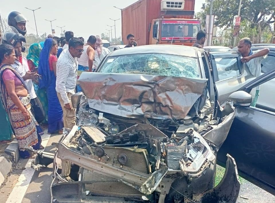 सड़क हादसे में रांची मेधा डेयरी के इंचार्ज व डुमरी कॉलेज के प्रोफेसर समेत तीन की मौत, हजारीबाग के इचाक में तेज रफ्तार कार ने ट्रक में मारी जोरदार टक्कर