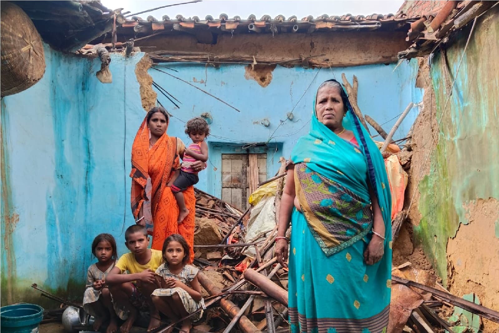 हजारीबाग के इचाक में खपरैल की छत धंसने से मलवे में चार मासूम बच्चों समेत 5 लोग दबे
