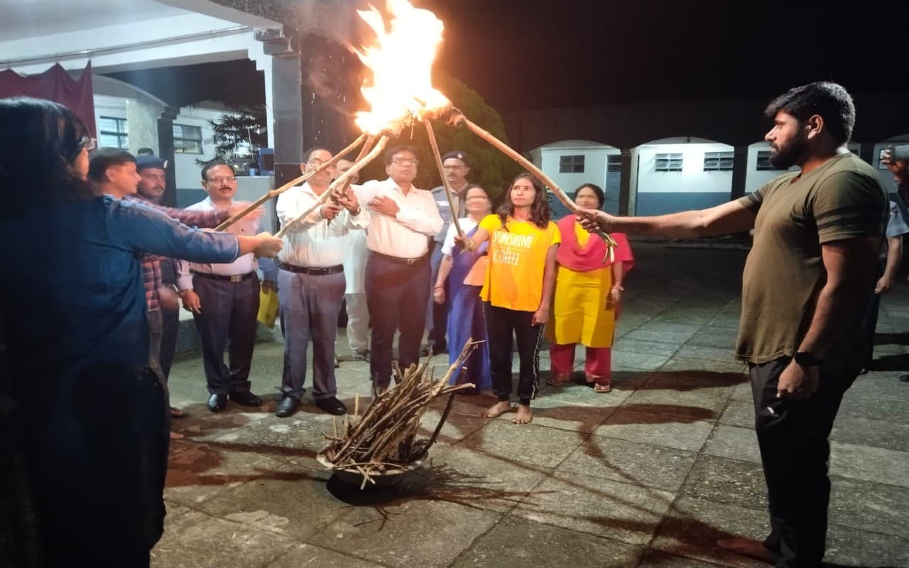 हजारीबाग में स्काउट एंड गाइड का आठ दिवसीय प्रशिक्षण संपन्न, मशाल जलाकर दिया देश में शांति का संदेश