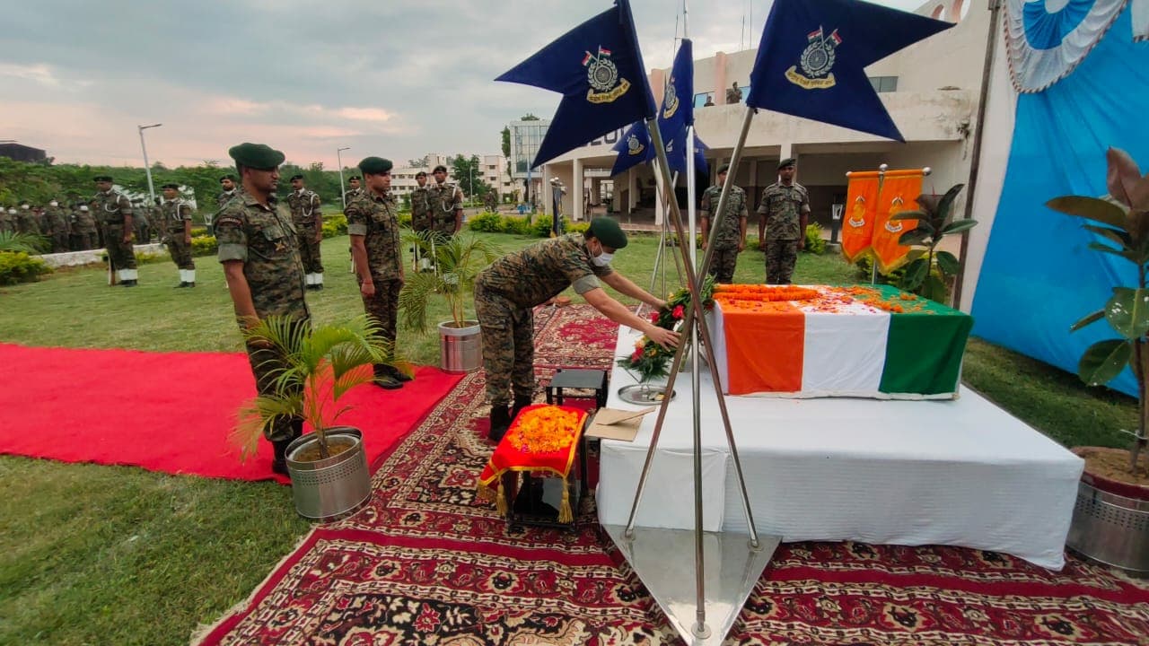 झारखंड में नक्सल विरोधी अभियान में शहीद डॉग द्रोण का हजारीबाग कोबरा बटालियन मुख्यालय में हुआ अंतिम संस्कार