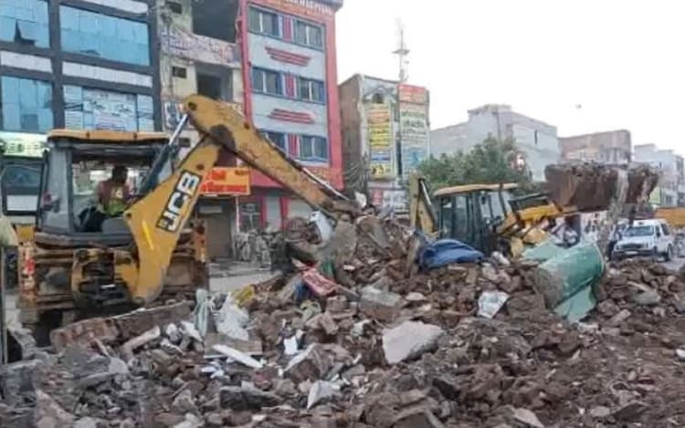 दिल्ली: भजनपुरा में अवैध दरगाह पर चला प्रशासन का बुलडोजर, मंदिर को भी हटाया गया