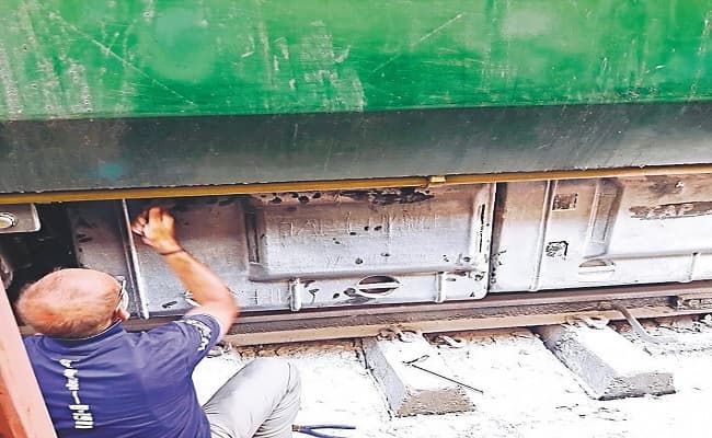 बिहार: चलती ट्रेन में धमाके से यात्रियों में हड़कंप, धुएं से भर गयी बोगी, जानिए पूरा मामला