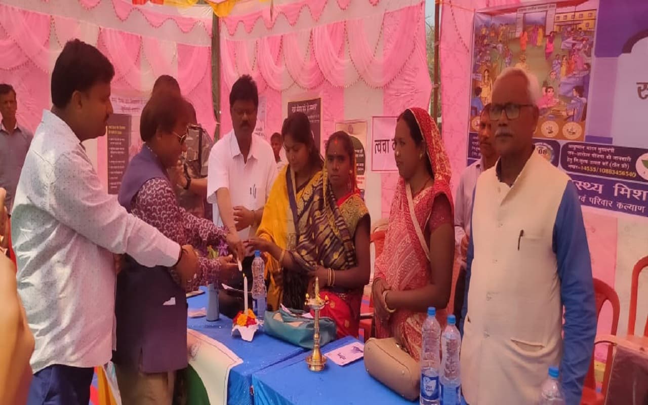 झारखंड: स्वास्थ्य मेले में पहुंचे ग्रामीण, 3 कुष्ठ मरीजों की पहचान, आयुष्मान कार्ड भी बनाए गए