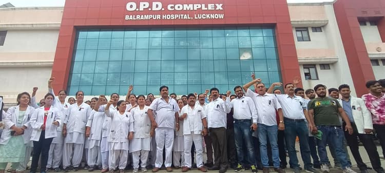 तबादला नीति के विरोध में स्वास्थ्य कर्मियों ने काला फीता बांधा, 24 जून से दो घंटे काम ठप करने की चेतावनी