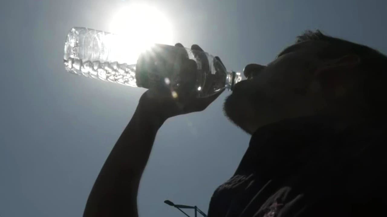 Weather Report: दिल्ली वालों को भीषण गर्मी से अभी नहीं मिलेगी राहत, और बढ़ेगा तापमान