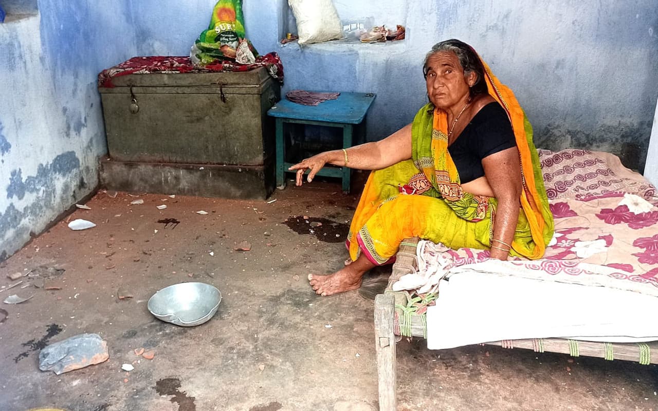 कोयलांचल में हेवी ब्लास्टिंग से घर क्षतिग्रस्त, नाराज ग्रामीणों ने घंटों कोयला लदे वाहनों को रोका