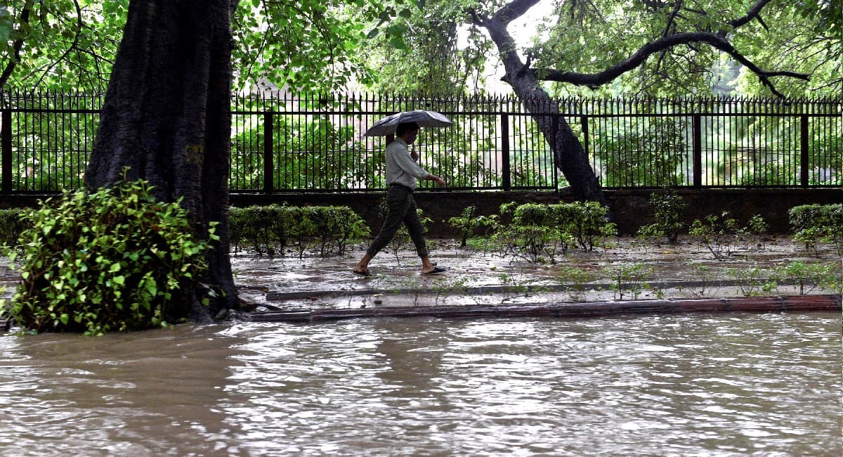 Bihar Weather: अगले पांच दिन होगी कम बारिश, तापमान भी बढ़ेगा, तेज हवा के साथ ठनका गिरने की चेतावनी Bihar Weather: अगले पांच दिन होगी कम बारिश, तापमान भी बढ़ेगा, तेज हवा के साथ ठनका गिरने की चेतावनी